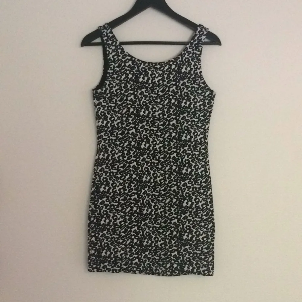 Leopardmönstrad klänning från H&M. Stretch material. Använd en gång. . Klänningar.