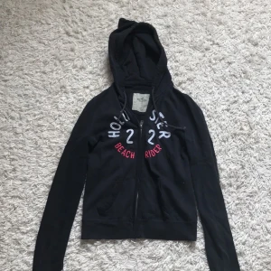  - En kofta från Hollister. Använd ett fåtal gånger. Säljer för att jag ej använder den längre tyvärr. Betalning sker via swish, köparen står för frakten. Skickar gärna fler bilder om det behövs ❣️