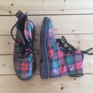  - Rutiga Dr. Martens, använda knappt 2 år. De har slitningar på inåtsidan av skon (därav priset) men helt nya snören. Köparen står för frakt ✨
