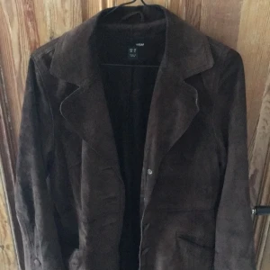  - Mocka jacka i läder🌻 den är ganska tunn och passar perfekt till våren och sommarkvällar🌻  🗯köparen står för frakt eller mötes upp i Stockholm🗯