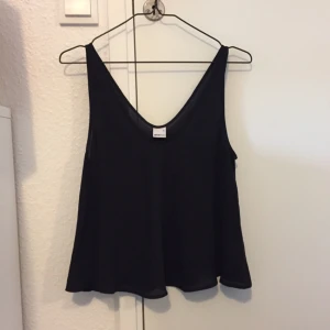  - Tunt svart V-ringat linne från ginatricot, aldrig använd. Frakt inräknat i priset.