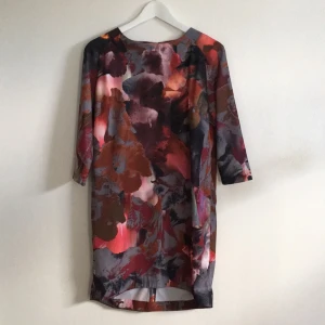  - I princip oanvänd klänning från Lindex. Lite kortare ärmar 