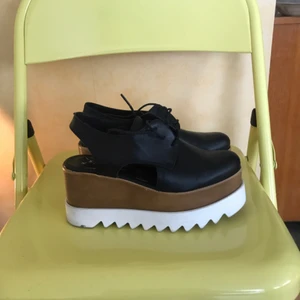  - Stella McCartney inspirerande plattforms!  Storlek 38. Använda 4 gånger. Bra skick.  Säljes pga av knäskada och blir aldrig använda