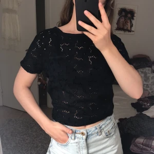  - En blå superfin blus från Hollister. Använd 2 gånger. Den har som "hål" i sig vilket är skitsnyggt eftersom det gör tröjan unik. 