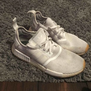  - Vita Nmd, använda men i bra skick, enda defekten ser ni på 3e bilden.  Skönaste skorna jag ägt.  Köparen står för frakten🥰 