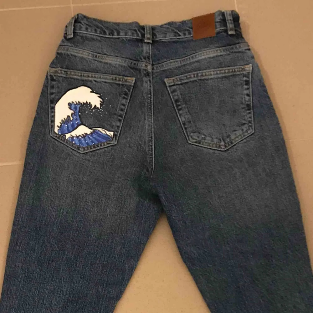 Ett par asballa ”mom jeans” med handmålat Hokusai motiv på ena bak fickan! 🥺🥰🌊 - Vid fler bilder eller frågor Dm;a mig! . Jeans & Byxor.