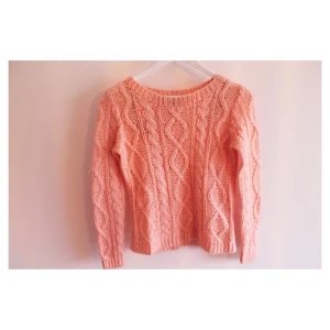  - Aprikos färgad stickad tröja