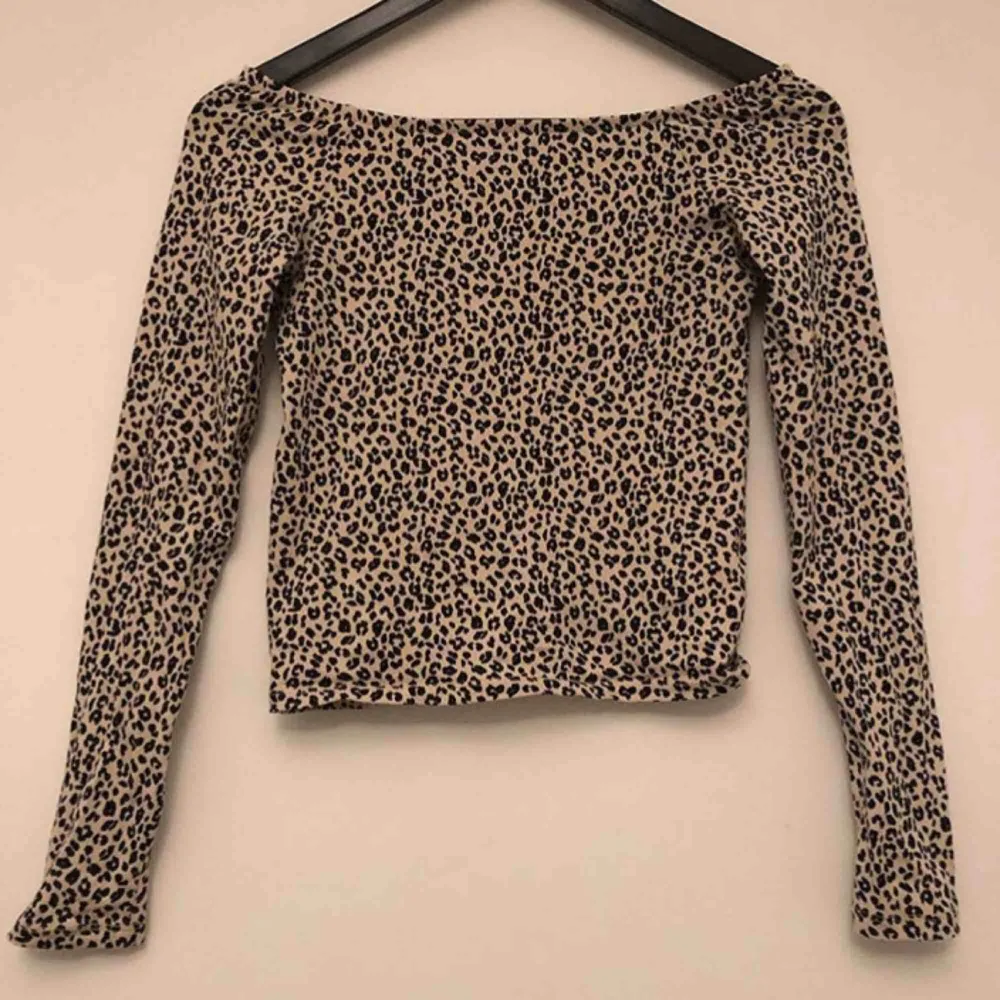 En leopardmönstrad offshoulder tröja. Vanligt stretchigt material. Endast använd 1 gång. . Toppar.