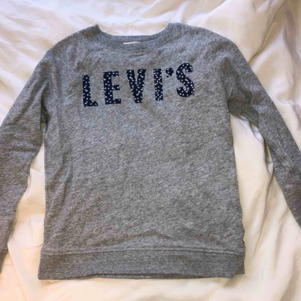 Levis sweatshirt med tryck. För liten för mig tyvärr. Fri frakt.. Tröjor & Koftor.