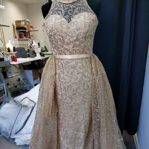 Guld glittrig klänning  