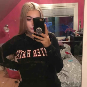  - Hoddie som slutar ungefär vid naveln, använd fåtal gånger och är inte sliten 