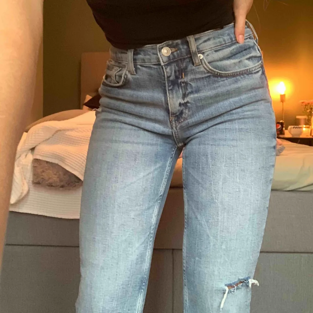 ett par jeans från Zara som är utsvängda nere vid ankeln, väldigt fina men används inte längre. Köpare står för frakt!!!. Jeans & Byxor.