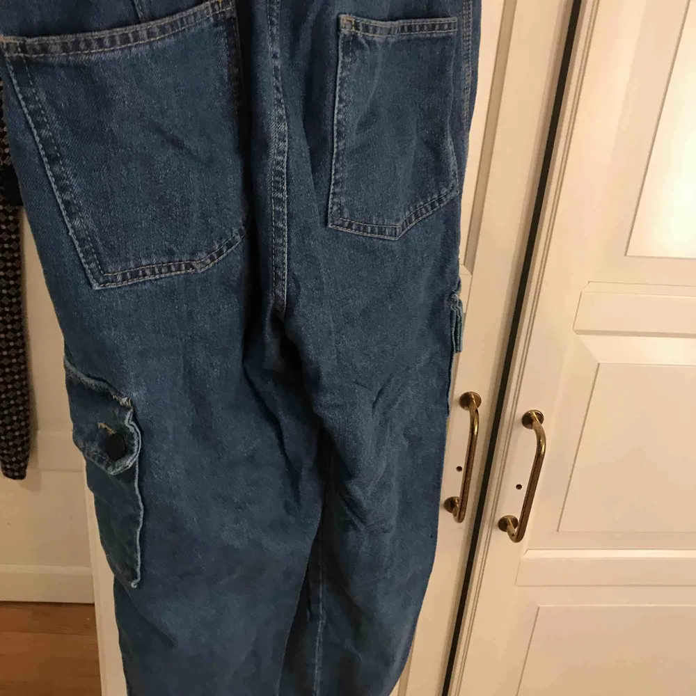 Ett par skitsnygga cargobyxor i jeans, I storleken 40 men skulle nog säga S. Jeans & Byxor.