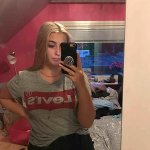  - Köpte den i fel storlek så den är lite stor men jag har knutigt den eller stoppat in den i byxorna så sitter den bra, köparen står för frakten