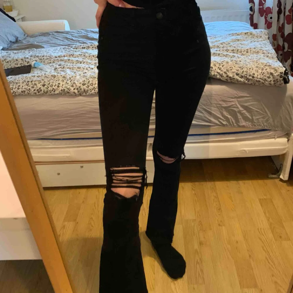 Svarta bootcut jeans från Gina tricot med slitningar vid knäna. Jättesnygga och inget fel på dom. Säljer pga tröttnat.. Jeans & Byxor.