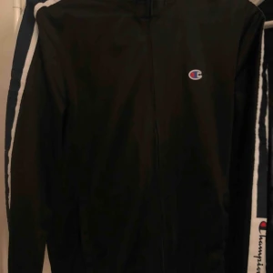  - inköpt 2018, säljer då jag inte använder det. Fint skick, inga skador. Köpt för 500kr/del. Alltså 1000 för båda delarna. Säljer båda delarna tillsammans för 350kr, sänkt från 500. Kan mötas upp, annars står köparen för frakten. 