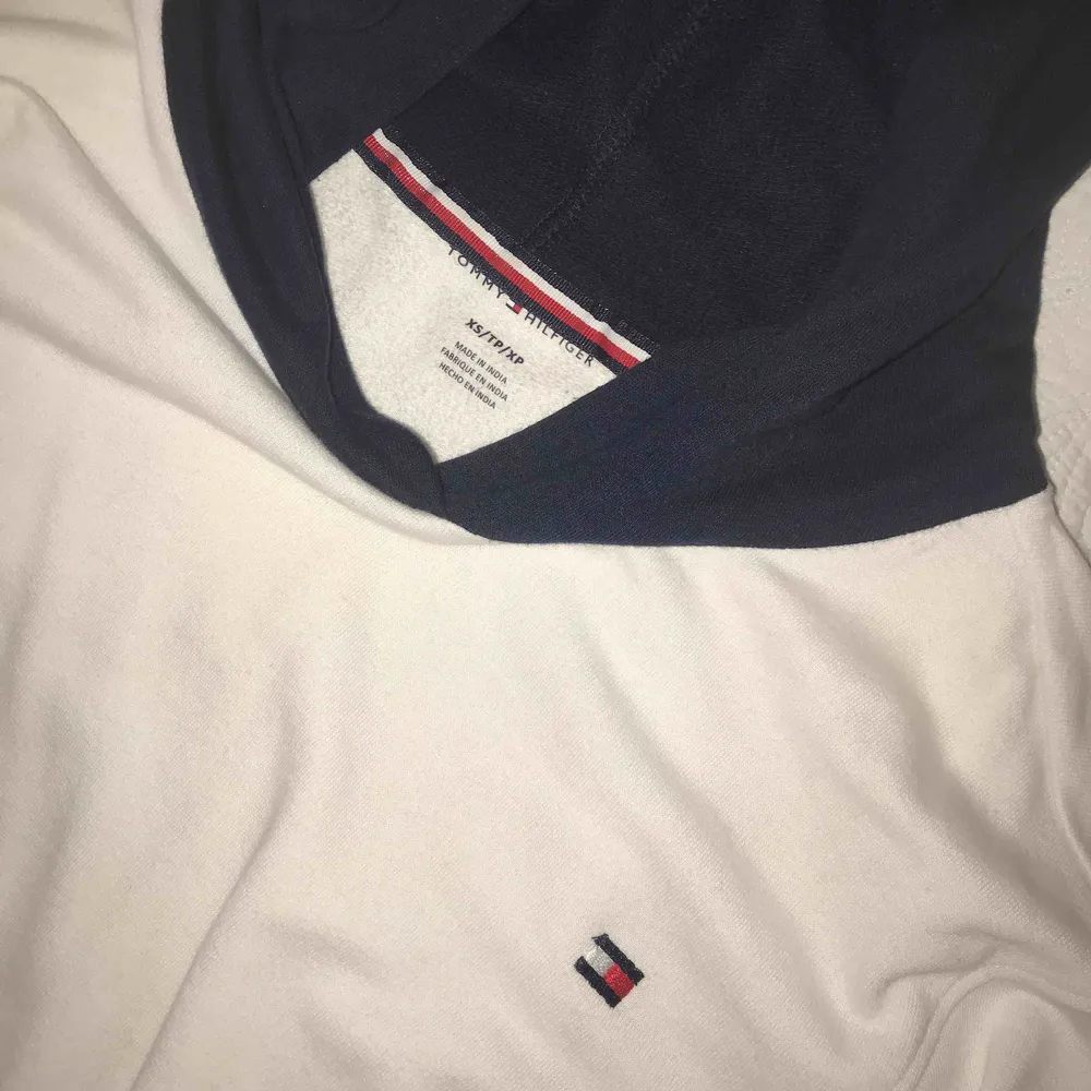 Cropped Tommy Hilfiger sweater in size XS but also fits S. Only worn a few times. Meet up in Stockholm or pay for shipping🤩 (I take swish). Tröjor & Koftor.