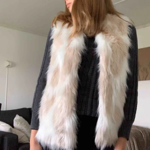  - Aldrig använd, prislappen är kvar! Fakepäls med vit stickning i bak  Jag möts upp i Uppsala/jag fraktar (fraktkostnad tillkommer)