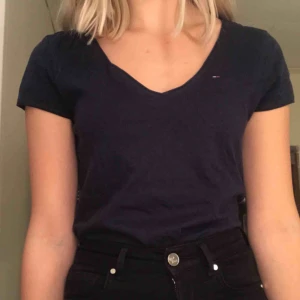  - Marinblå t-shirt Tommy Hilfiger. Inte använd mycket och säljer pga inte min stil längre