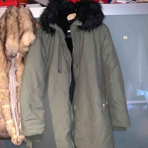  - Helt ny jacka från Zara, köpt förra året men användes aldrig pga hittade en annan jag ville använda. Olivgrön, svart faux pälskrage och mjukt fodrad insida. Riktigt bekväm 