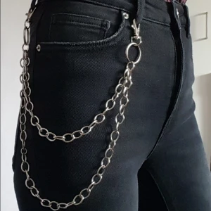  - Silverfärhad byxkedja. Fraktkostnad blir 18kr.