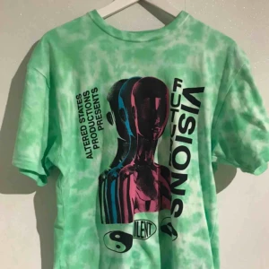  - As ball t-shirt som jag tyvärr säljer vidare då jag tycker att den är för stor 