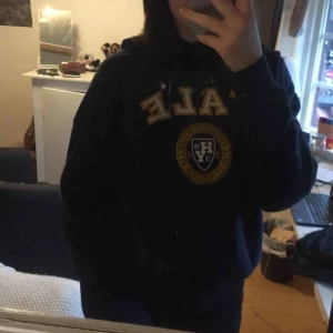  - Supersnygg mörk marinblå Yale hoodie. Står storlek Xl men skulle mer säga att det är en stor M