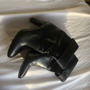  - Rodebjer klackskor i läder, mycket bra skick. Använda en gång. Nypris ca 2000kr! 