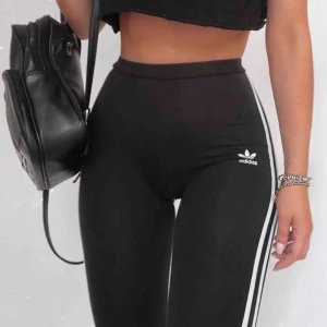  - Adidas leggings som nästan aldrig är använda. Säljer pga försmå och kommer aldrig till användning💘