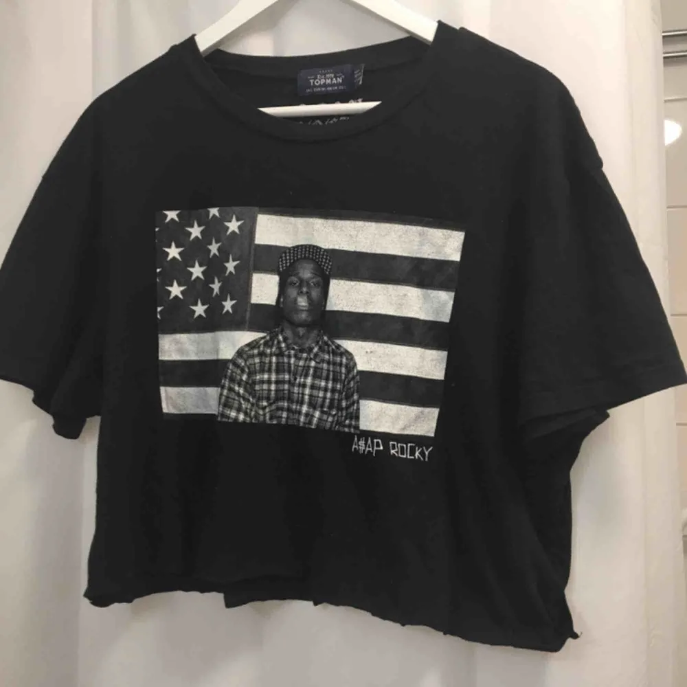 A$AP Rocky t-shirt.  (っ◔◡◔)っ MÅTT: Byst: 55,5cm Längd: 46cm Ärm: 18cm. T-shirts.