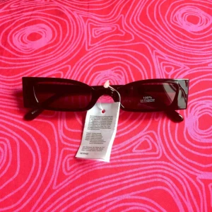  - 🌤 Svarta solglasögon 🌤 Frakt är inkluderat i priset! Skriv gärna om du har några frågor! 💕