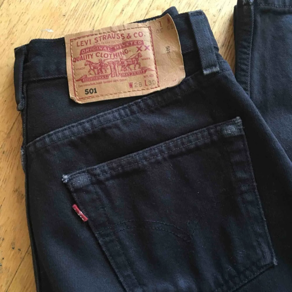 Svarta Levis! Köpta på vintagebutik. Strl 28/30 🖤. Jeans & Byxor.