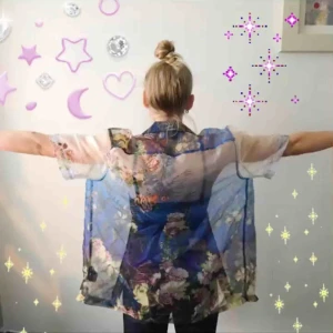  - Cute blommig transparent hawaiiskjorta. Aldrig använd, lappen kvar. Säljes pga fattig.  Hojta om du vill ha fler bilder. Är köpt på Asos man. Storlek s. 