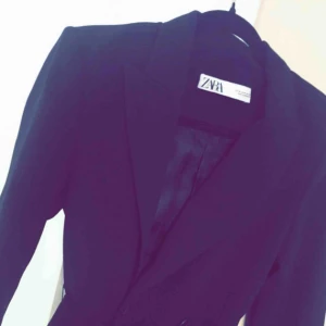  - Helt ny kavaj/jacka från zara. Nypris var 999 kr och jag köpte den i höstas men den har inte kommit till användning. Lite längre modell med bälte i midjan som markerar fint. 