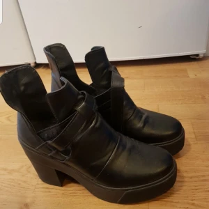  - Boots / stövletter från Scorette i jättefint skick. Sköna att gå i  Strl 39