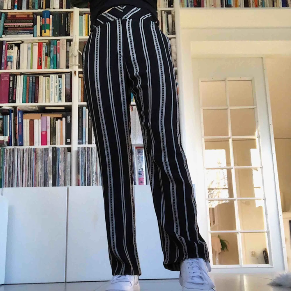 Kostymbyxor randiga storlek 38-S köpa på topshop för ca 300kr säljs för 120kr.  Endast använde ett fåtal gånger så bra skick:) Kan mötas upp i Stockholm annars står köpare för frakt:). Jeans & Byxor.