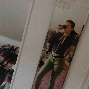  - Säljer mina jättefina gröna jeans från Ginatricot. En av mina favoritbyxor förr men dem sitter lite för löst på mig :(