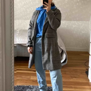  - Rutig höst/vinter kappa, köpt från pull & bear. Säljer pga ej min stil, använd ca 3 ggr så den är i bra skick! Frakt tillkommer kan även mötas upp i Stockholm. 
