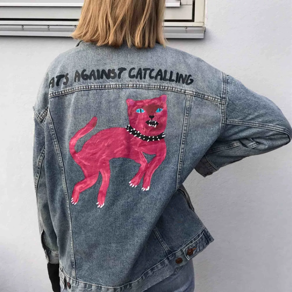 Oversized jeansjacka med slitningar och tryck från Zara Larssons kollektion med hm. Orginalpris: 600:- Möts upp i Stockholm eller skickar! . Jackor.