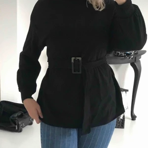  - Svart tröja Snöras i mitten kontakta mig om frakt samt annan information❤️❤️