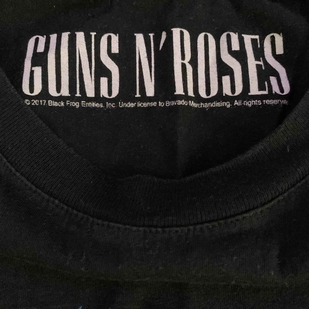 Guns N’ Roses tröja från Gina. Det finns ett smått hål som inte går att se där bak samt lappen är avklippt . T-shirts.