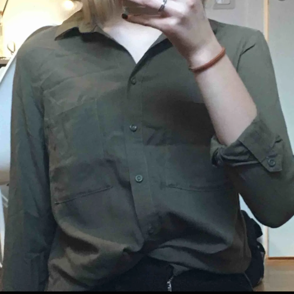 Militärgrön skjorta från H&M. Helt i nyskick!🥰. Skjortor.
