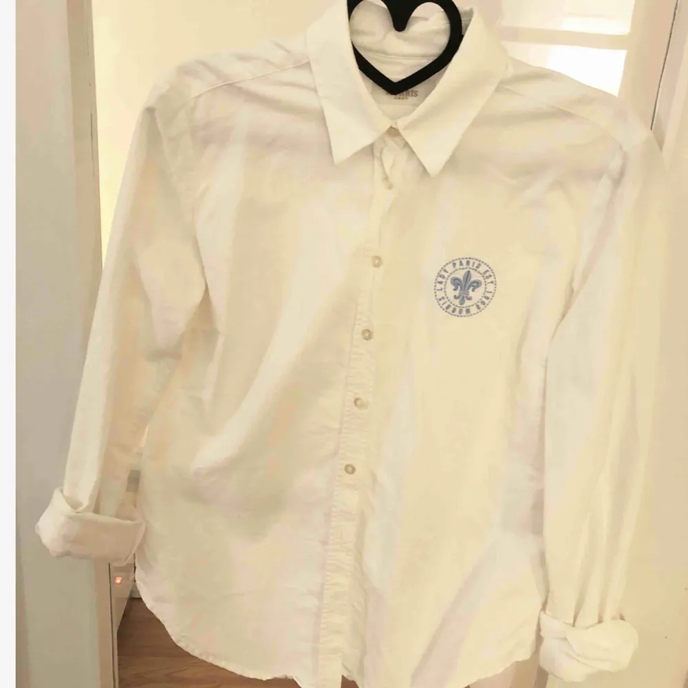 Säljer vit skjorta från Morris lady, använd 1 gång, storlek 36. Nypris 999:- . Skjortor.