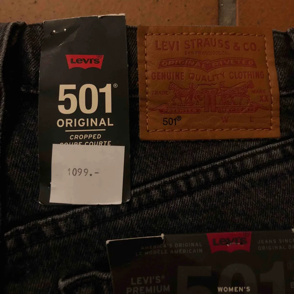 Super snygga och sprillans nya jeans från Levi’s - ALDRIG ANVÄNDA; nypris 1099:- Säljer då jag helt enkelt ångrade mig :D gratis frakt!. Jeans & Byxor.