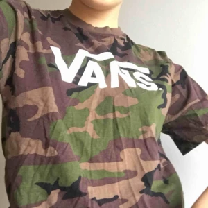  - Skitcool t-shirt från VANS! Nyskick och skönt material. Snygg bra Passform. Köpare står för frakt, Annars möts vi upp på söder 🧁