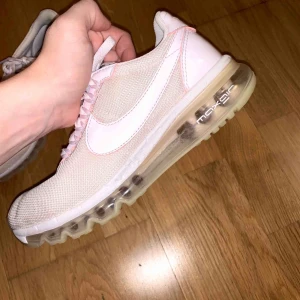  - Sparsamt använda Nike Air Max, inköpta för 1900 kr. De är tvättade och fräscha. Storleken är 38,5 passar även strl 38. Min hund har lyckats bita lite i sulan på dem tyvärr (kolla sista bilden) dock syns inte det så mycket, men därav lågt pris. 