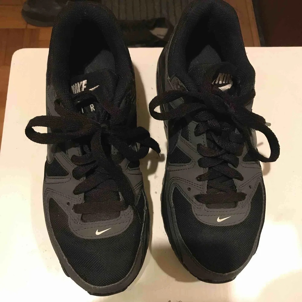 Säljer mina svarta Nike airmax skor, pga för stora för mig. Endast använda ett fåtal gånger, och inköpta för 1000 kronor så riktigt bra pris☺️☺️ FRI FRAKT!. Skor.