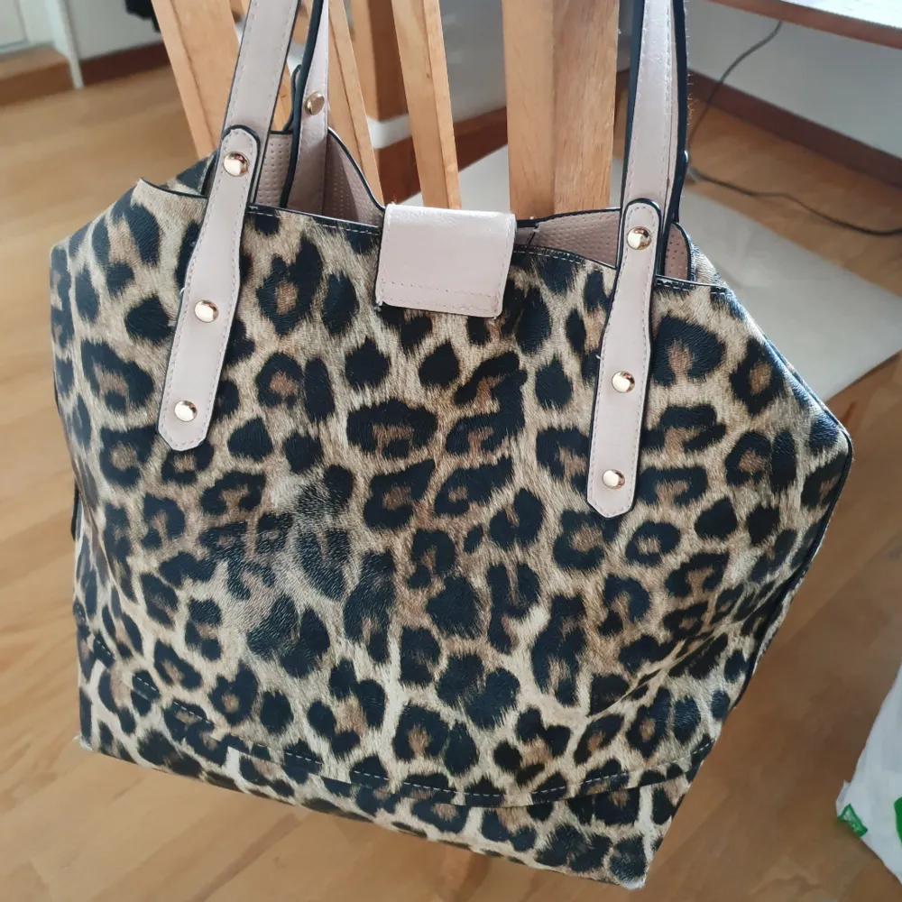 Leopard handväska  Det är lite bläck målningar i väskbotten på insidan  . Väskor.