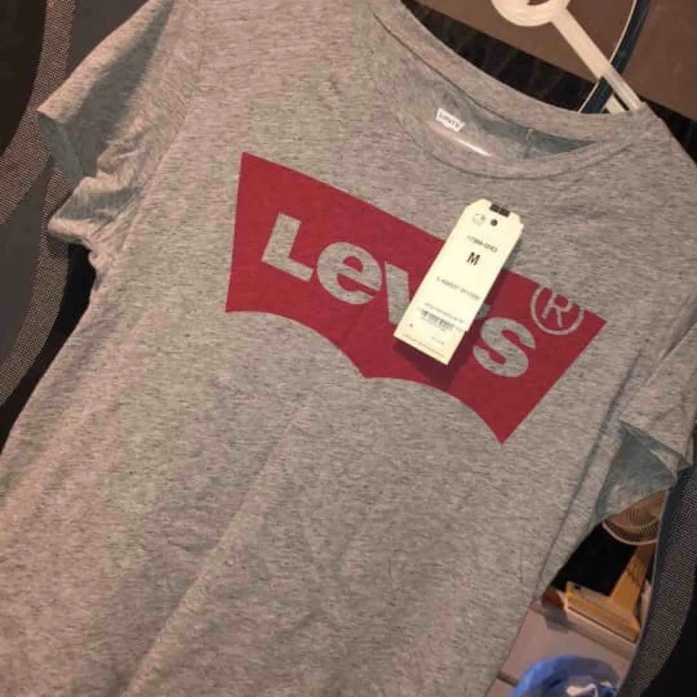 Ny grå Levis tröja, aldrig använd.. T-shirts.