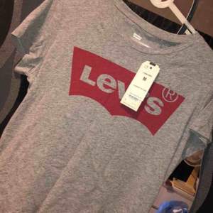 Ny grå Levis tröja, aldrig använd.
